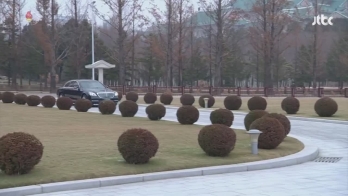 '벤츠 전시장' 방불케 한 북한 전원회의장...김정은 측근 3인방, 벤츠 타고 출근