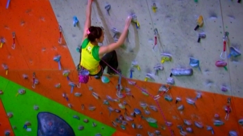 [영상] 가녀린 팔다리로…암벽 타는 미녀 클라이밍 선수
