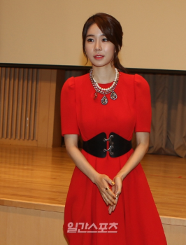 [포토] 유인나, 정열의 빨간색 드레스 입고 등장