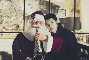 김현중, 산타클로스와 인증샷 '메리크리스마스'