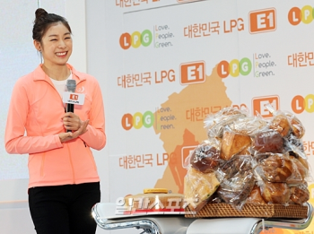 [포토] 김연아, '빵다발' 앞에두고 미소만발