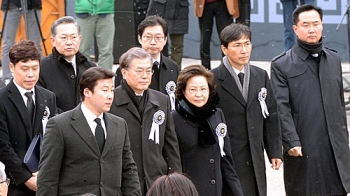 문재인 “YS 평생바친 민주주의, 무너지게 하진 않겠다“
