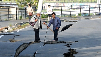 일본 지진 사상자 빠르게 늘어…“빗속 구조작업 악화“