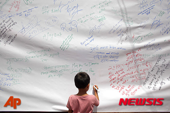 네팔 대지진 1년…물부족 심각, 400만명 이재민 신세