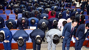 아직도 정신 못차린 새누리당…비대위 놓고 갑론을박