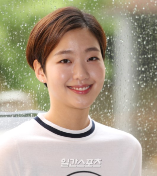 [화보]김고은, 몽환적 포즈에 파격 미소