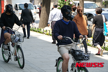 “미세먼지에 방독면 쓰고 출근할 판“…환경단체, 미래 출근길 풍자