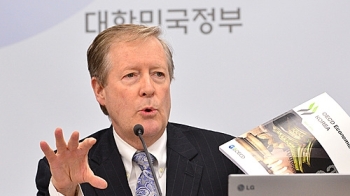 OECD “한국, 노동시장 이중구조 심각…비정규직의 정규직 전환 어려워“