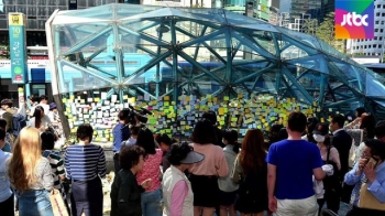 강남역 출구 앞에 추모글·꽃…살인 피해자 '애도 물결'