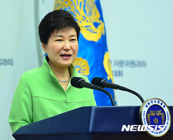 박 대통령 “김해 신공항, 국민 축하 속에 이뤄지게 최선“