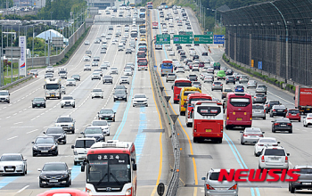 7월 첫 주말 고속도로 곳곳 정체…상행선 오후 6~7시 절정