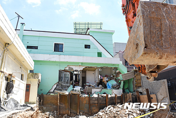 울산 남구 공사장 옆 주택 외벽 붕괴…인명피해 없어