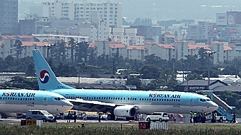 제주공항 착륙 항공기 바퀴 터져…“부상자 없어“