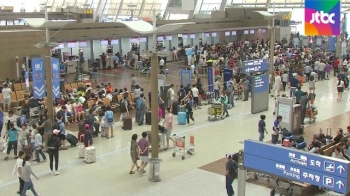 산으로 바다로 해외로 '더위 피하자'…공항 이용객 최다