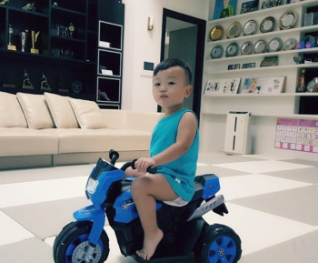 '아~좋다' 대박, 어린이용 오토바이 타고 여유로운 표정