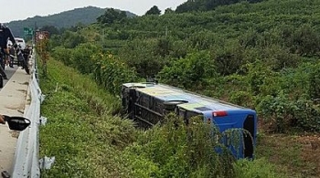 건국대 축구부 버스 추돌사고 뒤 도랑에 전도 26명 병원행