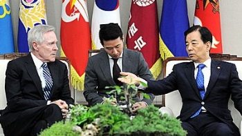 미 해군성장관, 한민구 국방장관 만나 북 도발 공조 논의