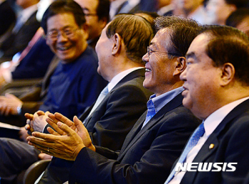 문재인 “새 지도부 당 통합해 대선승리 이끌어야“