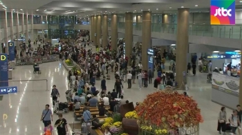 추석 연휴 마지막 날, 11만명 입국…인천공항 '북적'