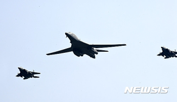 미 전략폭격기 B-1B 2대, 오산기지 상공 도착