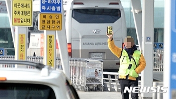 단속 비웃는 인천공항 '사설 주차 대행'…불법 영업 재개