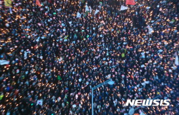 '촛불집회 행진금지' 또다시 체면구긴 경찰…율곡로 허용 처음