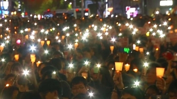 광주 '촛불' 가득…5·18 민주화 운동 떠올리는 시민 열기