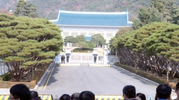 검찰·청와대, 대통령 조사 두고 비정상적 조율 논란