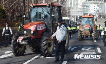 농민-경찰 간 마찰로 막혔던 수원종합운동장 인근…안정 되찾아