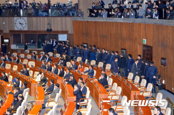 국회, 박 대통령 탄핵안 30분만에 투표 완료…곧 개표