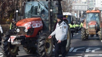 촛불, 막판까지 국회 압박 총력전…일부 경찰과 충돌도