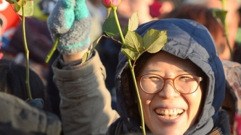 “국민이 해냈다“ 국회 앞 환호·폭죽·포옹 '축제 분위기'