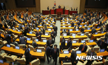 외신들 “박근혜 탄핵안 압도적 통과… 직무정지“ 긴급타전