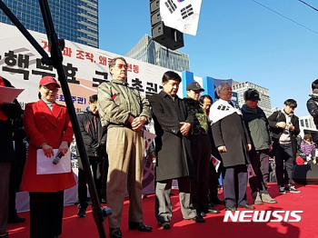 “울지말고 힘내세요“…보수단체, 대통령 탄핵 무효 맞불집회