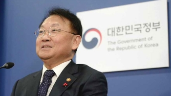 황 대행, 유일호 경제팀 유임 시사…입장 엇갈린 야당