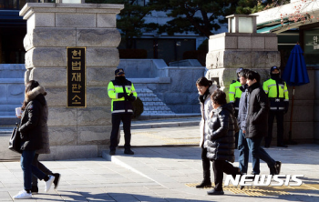 헌재, 박 대통령 답변서 분석…박한철 소장 등 출근