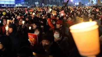 LED촛불엔 LED태극기로 대응…보수단체의 '미러링'