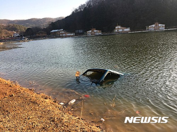 저수지 침수 차량에서 남성과 여성 숨진채 발견…'경위 조사 중'