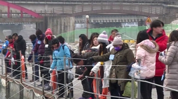 포근한 날씨에 “얼음이 안 얼어요“…겨울축제 '발 동동' 