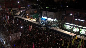 세월호 희생자 사진 품고 청와대로 행진 “진상규명 하라“