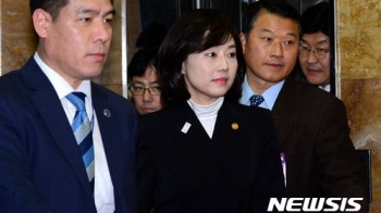 청문회 출석한 조윤선 “저를 고발하셨기 때문에…“ 답변거부