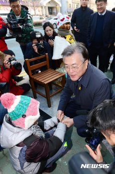 부산 소녀상 찾은 문재인, “외교부, 위안부합의 공개해야“