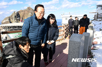 일본 관방 “경북지사 독도 방문 유감…소녀상과 관련짓지는 않겠다“