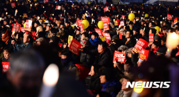 민주당 “촛불집회 100일…대통령은 아직도 청와대서 버티기“