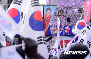 '대통령 탄핵반대' 태극기 집회 총동원령…“이젠 죽기살기“