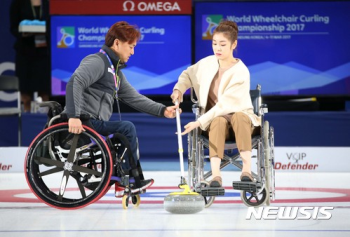 어떻게 잡는 거죠?…김연아, 휠체어 컬링 체험