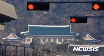 청와대 “탄핵심판 선고 차분하게 지켜볼 것…공정한 판단 기대“