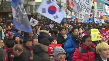 파면 결정에 탄성·눈물·구호전…헌재 앞 집회 계속