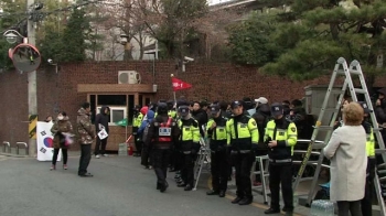 일부 지지자들, 삼성동 자택 앞에서 밤 새워가며 집회