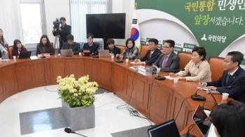 국민의당 “문재인 측 치매설 강력 대응에 저의 의심“